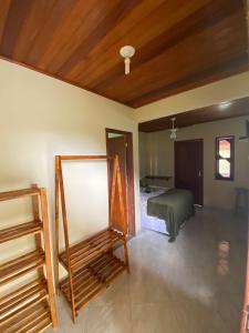 萨纳Pousada Vale do Luar的一间卧室设有一张床和木制天花板