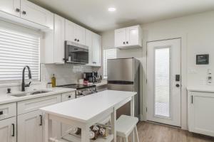 奥兰多Luxury Tiny Home 2 Miles from Downtown Orlando的白色的厨房配有水槽和冰箱