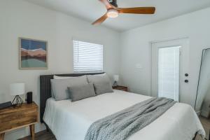奥兰多Luxury Tiny Home 2 Miles from Downtown Orlando的卧室配有白色的床和吊扇