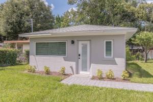 奥兰多Luxury Tiny Home 2 Miles from Downtown Orlando的绿色草地庭院中的一个小房子