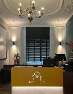 阿姆斯特丹Facade Hotel Amsterdam的一间设有黄色书桌和吊灯的客房