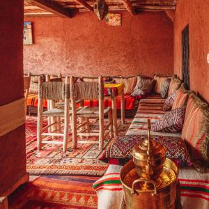 伊姆利尔Atlas Kasbah Lodge的带沙发和椅子的客厅