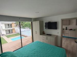 萨利纳斯Suite Nueva Salinas-Chipipe的一间卧室配有一张床,享有游泳池的景色