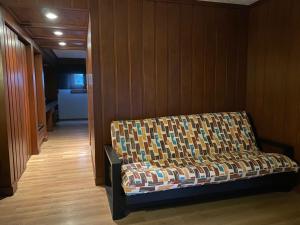 墨西哥城孔塔德罗套房别墅酒店的木墙的房间里一张沙发