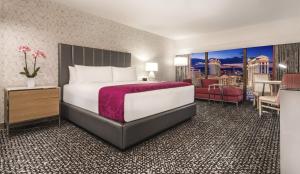 拉斯维加斯弗拉明戈拉斯维加斯赌场酒店的一间带大床的卧室和一间客厅