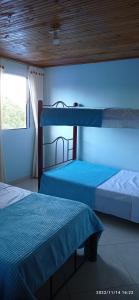 NorcasiaHostal El Balcon de madera的蓝色墙壁客房的两张床