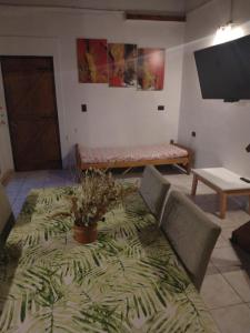 格塞尔镇Maria的客厅配有沙发和桌子