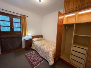 埃里斯特Mirador del Valle Bed & Breakfast的一间小卧室,配有床和窗户