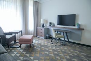 底拉斯卡拉Holiday Inn Tlaxcala, an IHG Hotel的配有书桌和电视的酒店客房