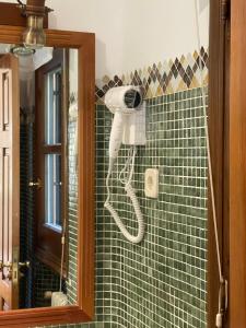 埃里斯特Mirador del Valle Bed & Breakfast的浴室墙上挂着吹风机