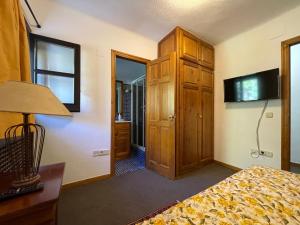 埃里斯特Mirador del Valle Bed & Breakfast的一间卧室配有床、橱柜和镜子