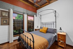 希尔斯维尔Sunset Cottage - Yarra Valley的一间卧室设有一张床和一个窗口