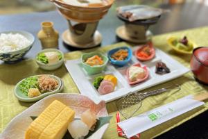 京都棉善酒店的餐桌上放着食物和碗