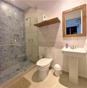 韦拉克鲁斯Habitaciones Amubladas Logos II的浴室配有卫生间、淋浴和盥洗盆。