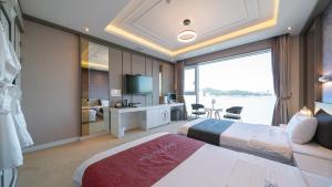 丽水市唯一酒店的酒店客房设有两张床和大窗户。