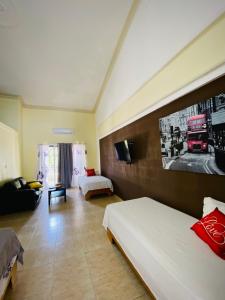 巴拉奥纳省圣克鲁斯Hotel Al Mare的酒店客房,设有两张床和一张沙发