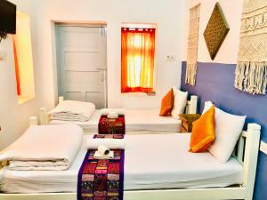 斋沙默尔Jaisalmer Hostel Crowd的带四张床和窗户的客房