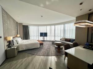 太原山西潇河新城万达锦华酒店的酒店客房设有床和客厅。