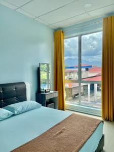 彭亨Najzara Hotel的一间卧室设有一张床和一个大窗户