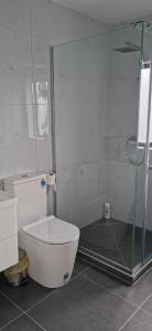 奥克兰Stunning Stay In Papatoetoe Auckland的带淋浴和白色卫生间的浴室