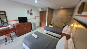 勒吉安雷根桑达玛斯酒店的小房间设有两张床和电视