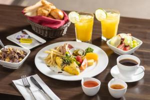 加平Kensington Resort Gapyeong的一张桌子,上面有一盘早餐食品和饮料