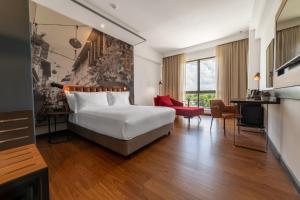 怡保Travelodge Ipoh的配有一张床和一张书桌的酒店客房