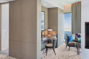 迪拜云溪港地标酒店的酒店客房配有书桌、椅子和桌子。