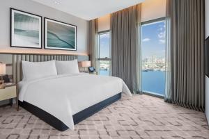 迪拜云溪港地标酒店的一间卧室设有一张大床和大窗户