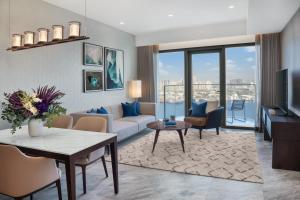 迪拜云溪港地标酒店的客厅配有沙发和桌子