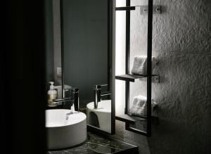 台中市暮云商旅的浴室设有2个水槽和镜子