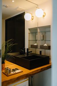 京都HOTEL Inc的浴室设有黑色水槽和镜子