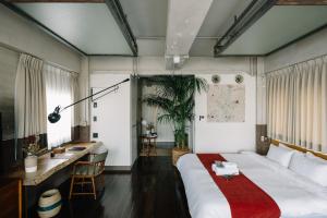 京都HOTEL Inc的一间卧室配有一张大床和一张书桌
