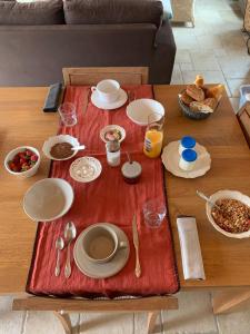 Le Grand VieilChambres d'hôtes LES CHENES VERTS的一张桌子,上面有红色的桌布,上面有食物