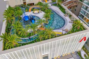 头顿BIG SALE 33percent The Song An Gia Vung Tau - Luxury 2Beds Apartment的享有度假村游泳池的顶部景致