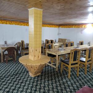 KakstetThe Ladakh Cottage Pangong, Lake View的用餐室配有木桌和椅子