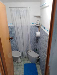 DaanbantayanLittle Sanity Beach house的一间带卫生间、浴缸和淋浴的浴室