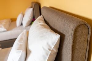 佐洛埃格塞格贝缇里帕兹奥旅馆的一张带白色枕头的床铺