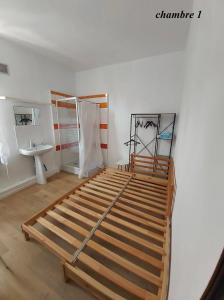 鲁贝Chambres privatives avec espaces partagés dans maison Roubaix centre的一间卧室配有床架和水槽
