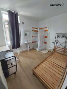 鲁贝Chambres privatives avec espaces partagés dans maison Roubaix centre的大型客房设有床和水槽