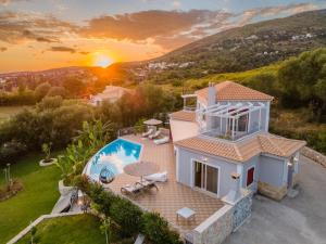 斯卡拉Villa Socrates的享有带游泳池的房屋的空中景致