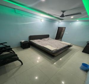 索尼帕特Shanti Guest House, Sonipat的绿灯客房内的一间卧室,配有一张床