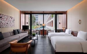 厦门厦门七尚酒店（奢享水天一色湾景）的酒店客房,设有两张床和一张沙发