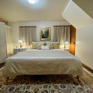 圣巴巴拉巴斯街酒店的一间卧室配有一张大床和两盏灯。