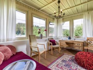 布里克森谷地霍普夫加尔滕Vintage Loft的客房设有桌子、椅子和窗户。