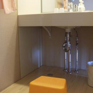 西条市Kyukamura Setouchi-Toyo的浴室水槽下面的橙色凳子
