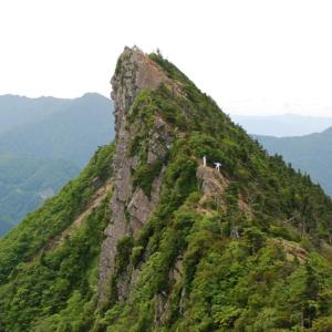 西条市Kyukamura Setouchi-Toyo的两个人站在山顶上