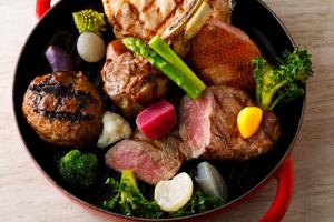 横滨横滨凯悦酒店的桌子上满是肉和蔬菜的锅
