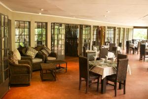 利隆圭兀兰利隆圭酒店的客厅配有沙发和桌椅