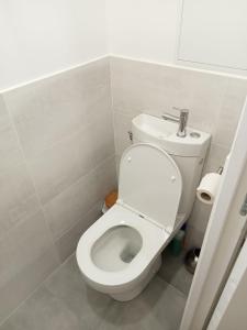 圣但尼WIFI- STADE DE FRANCE- BASILIQUE CATHEDRALE MONSEJOURASAINTDENIS的一间位于客房内的白色卫生间的浴室